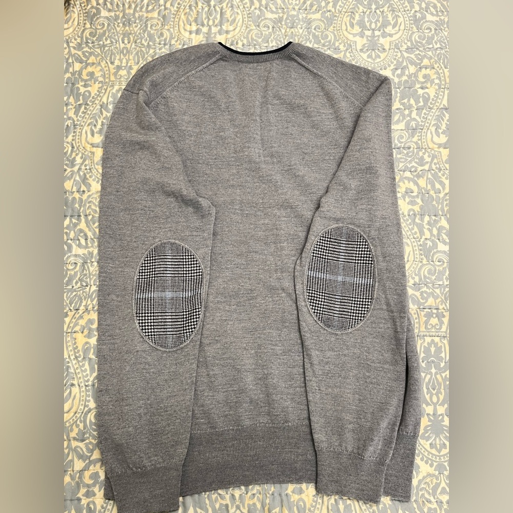 Johnstons of Elgin Trump Turnberry Classic Gray V-Neck Sweater - Picture 3 of 3